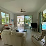 Zoe's By Turtle Bay *